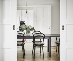 Interno nordico con sedie Thonet