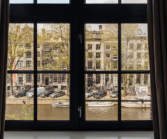 Un appartamento black & white in un antico palazzo di Amsterdam